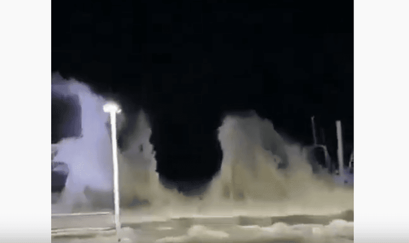 Ondas enormes se levantam e invadem bordas do Mar da Galileia. (Foto: Reprodução/YouTube)