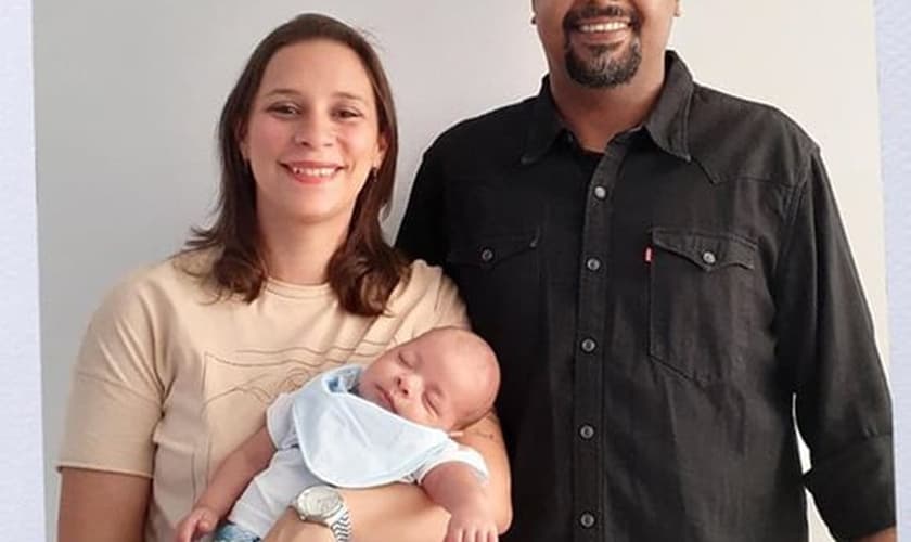 Ariana e Leonardo Werneck seguram nos braços o recém-nascido Emílio. (Foto: CEIZS)