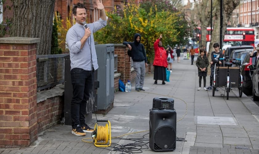 : Pat Allerton nas ruas de Notting Hill, um bairro de Londres, Inglaterra, com seu microfone. (Foto: Reprodução/UGCN)