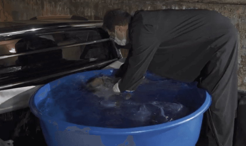 Mulher é batizada em casa durante a pandemia do coronavírus. (Foto: Oséias Sallazar)