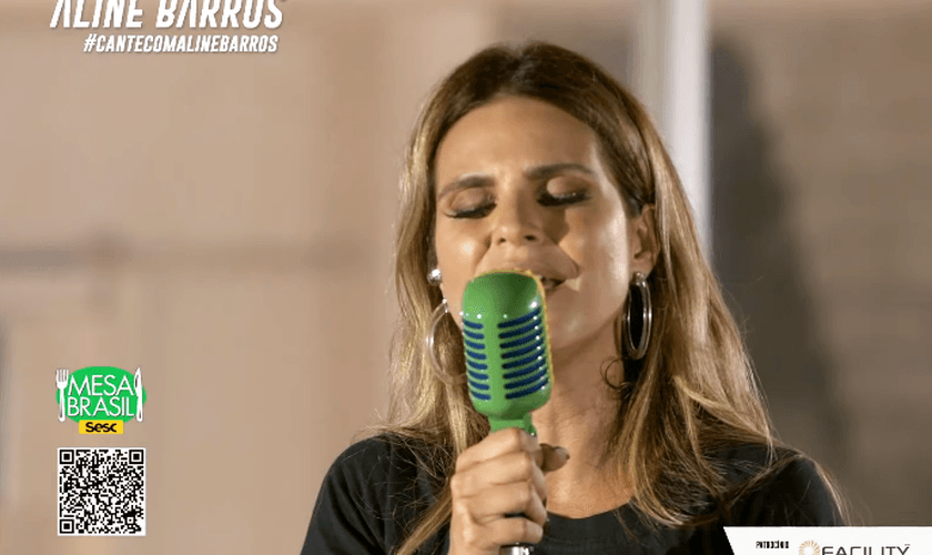 Em live no YouTube, a cantora Aline Barros arrecadou cerca de 50 toneladas de alimentos. (Foto: Reprodução/YouTube)