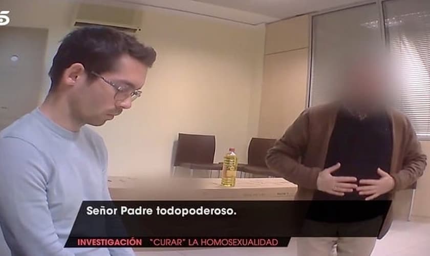 Uma das imagens da Telecinco, feita com uma câmera escondida, é usada contra um pastor evangélico. (Foto: Reprodução/Telecinco)