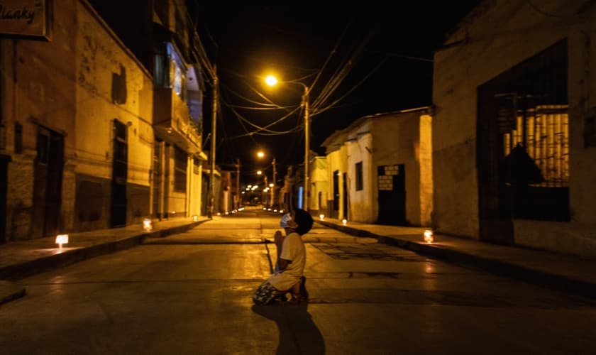 Imagem de menino orando ajoelhado viralizou depois de ser postada no Facebook. (Foto: Claudia Mora Abanto)