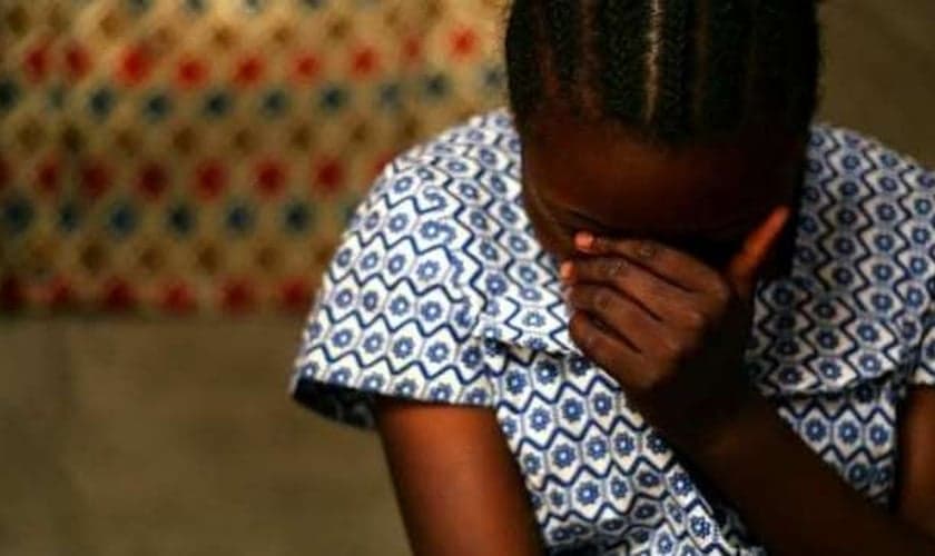 Jovem cristã é atacada por evangelizar em sua vila. (Foto ilustrativa: Reprodução/Pulse)