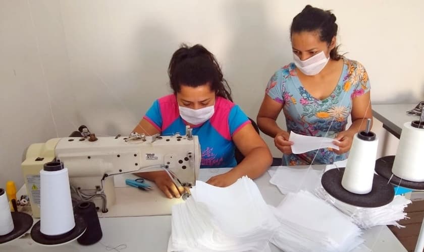 Mulheres costuram máscaras para serem doadas em Nova Veneza (SC). (Foto: Reprodução/Portal Veneza)