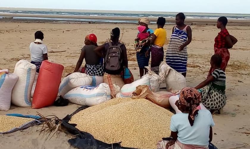 Barcos estão sendo usados para distribuir alimentos na África. (Foto: Missão Mãos Estendidas)