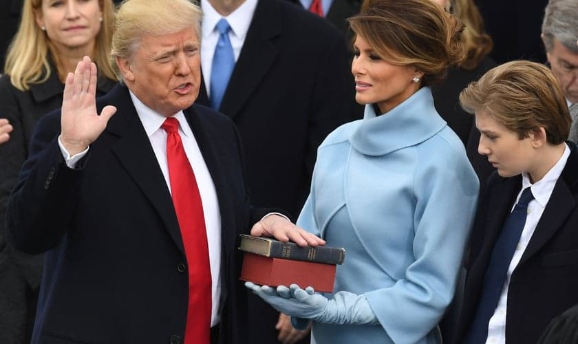 Donald Trump fez juramento sobre a Bíblia em posse da presidência dos EUA. (Foto: Mark Ralston/AFP/Getty Images)