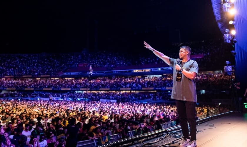 Pastor Teófilo Hayashi durante a edição brasileira do The Send. (Foto: The Send Brasil)