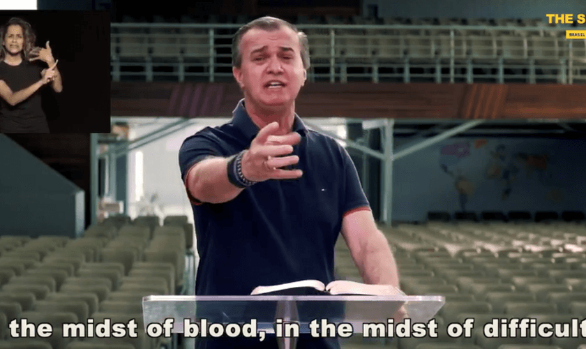 O apóstolo Luiz Hermínio ministra no The Send Brasil, na tarde de sábado (25). (Foto: YouTube).