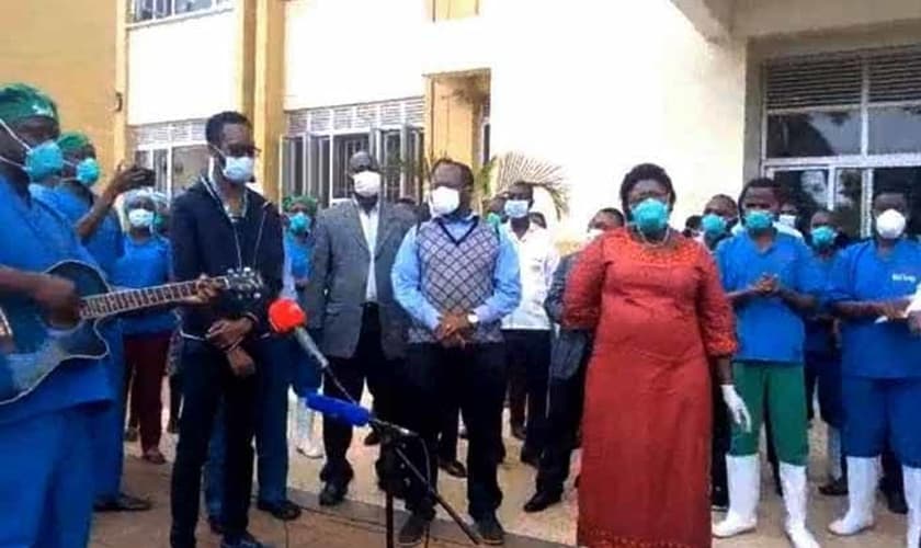 Médicos e ministra de Estado da Atenção Primária à Saúde, Moriku Joyce, comemoram alta de 10 pacientes recuperados da Covid-19 em Entebbe. (Foto: Reprodução/UGCN)