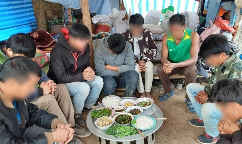 Cristãos comem em abrigo improvisado no Laos. (Foto: Portas Abertas - EUA)