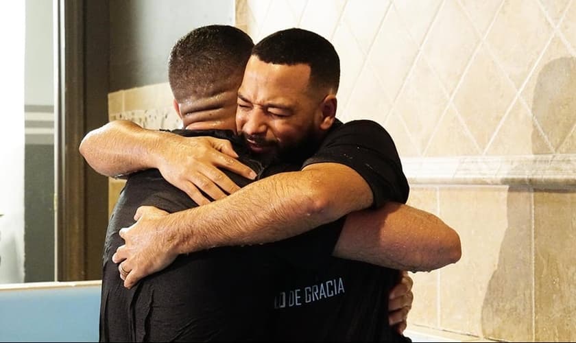 Pastor abraça recém-batizado na igreja Grace Tabernacle NYC, em Nova York. (Foto: Grace Tabernacle NYC)