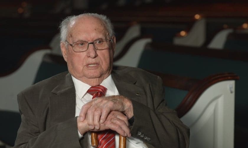 Aos 93 anos, o Pr. Fred Lunsford diz que Deus falou com ele sobre o ajuntamento para oração. (Foto: Reprodução/BP Press)