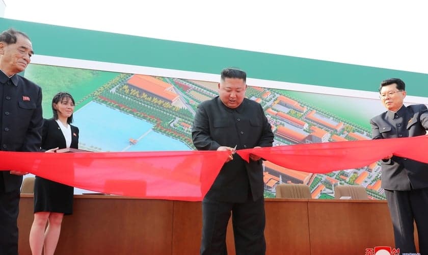 Kim Jong-un inaugurou fábrica de fertilizantes na Coreia do Norte, neste sábado (2). (Foto: KCNA via Reuters)