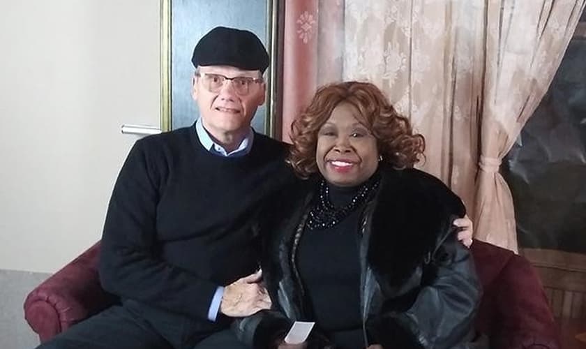 Pastor Leonard (esquerda) está celebrando 8 anos de casamento com sua esposa, Claudette. (Foto: Faithwire)