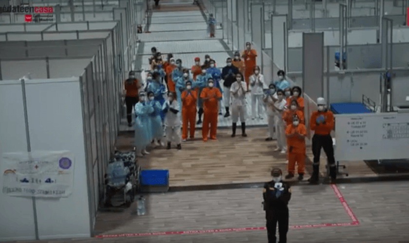 Profissionais de saúde comemoram fechamento de hospital de campanha na Espanha. (Foto: Reprodução/YouTube)