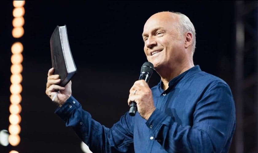 Greg Laurie é pastor e evangelista, fundador da igreja Harvest Christian Fellowship, em Riverside, Califórnia - EUA. (Imagem: Youtube / Reprodução)