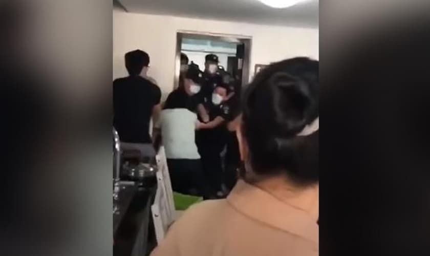 Cristãos foram agredidos por policiais que interromperam um culto no sudeste da China. (Imagem: Youtube / Reprodução)