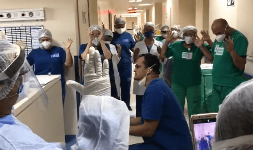 Médico faz oração durante plantão no hospital Abelardo Santos, em Belém. (Foto: Reprodução)