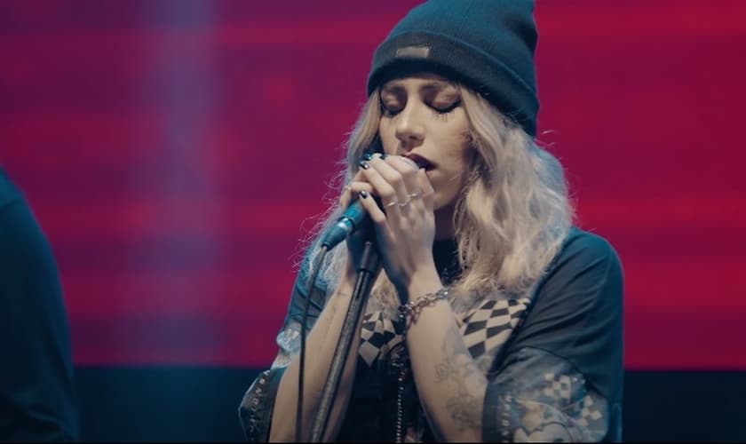 Logo após seu lançamento no YouTube, o clipe "Faz Arder" se tornou um dos mais vistos no Brasil. (Imagem: YouTube / Reprodução)