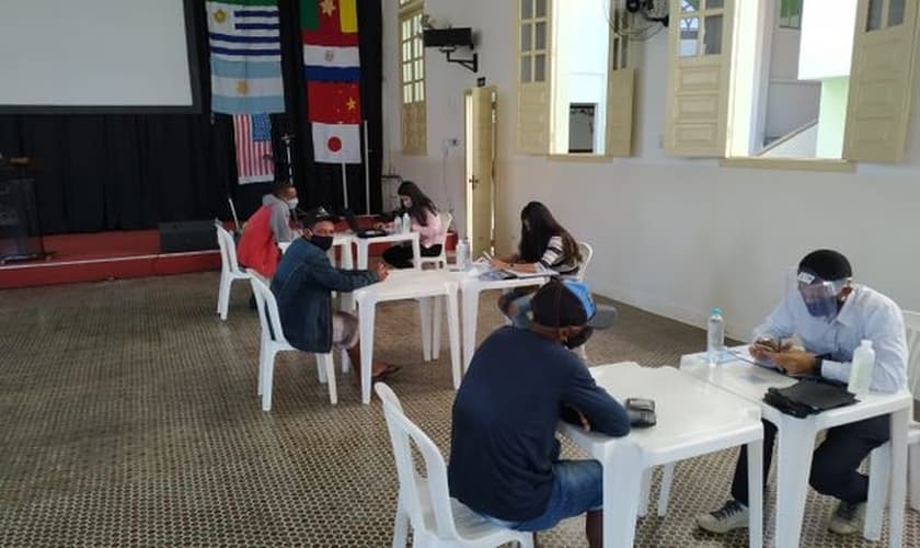 Beneficiários são orientados por voluntários dentro da igreja. (Foto: Primeira Igreja Batista de Pinheiros)