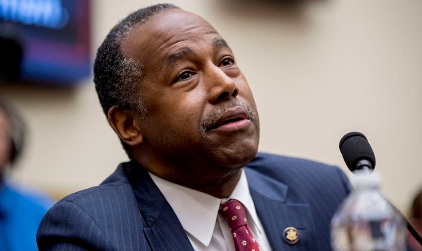 Ben Carson está à frente do Departamento de Habitação e Desenvolvimento Urbano dos EUA. (Foto: Andrew Harnik/Associated Press)