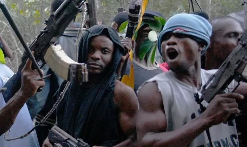 Grupos terroristas Fulani exibem armas, na Nigéria. (Foto: Reprodução/Premier)