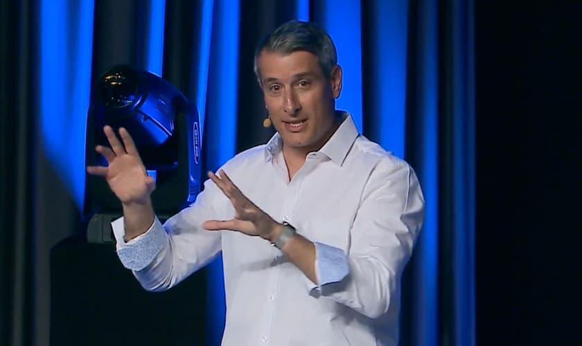 Erez Soref em uma de suas pregações. (Foto: Reprodução/Firm)