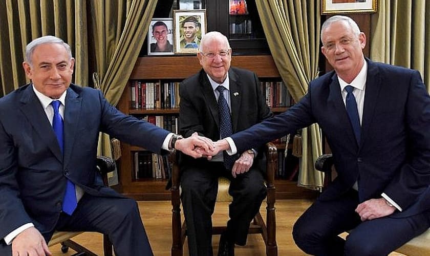 Presidente israelense Reuven Rivlin (centro) em reunião com o primeiro-ministro, Benjamin Netanyahu, e seu ex-opositor, Benny Gantz. (Foto: Haim Zach/GPO)