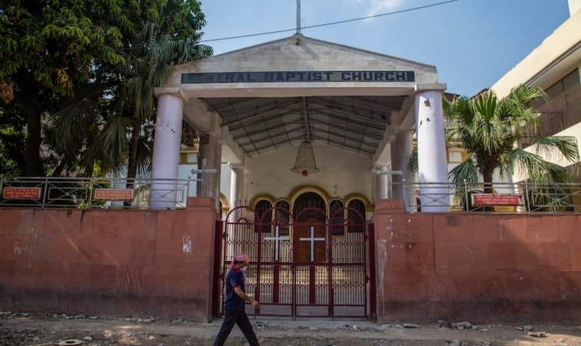 Homem passa em frente a Igreja Batista (Foto: Getty Images/Yawar Nazir)