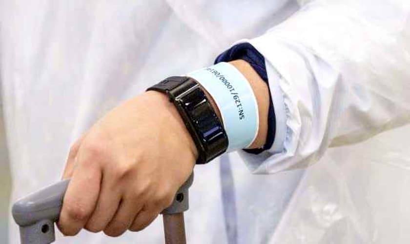 Pulseira “Labby Light", sistema desenvolvido pela empresa MetaWellness. (Foto: Reprodução/Ilfogliettone)