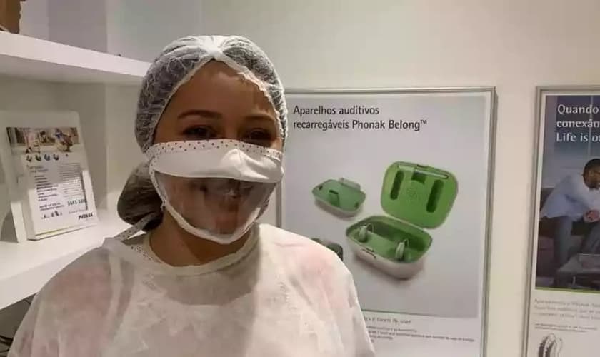 Erica Bacchetti doa os equipamentos de proteção individual transparentes, que deixam os lábios visíveis. (Foto: Para Ouvir/Divulgação)