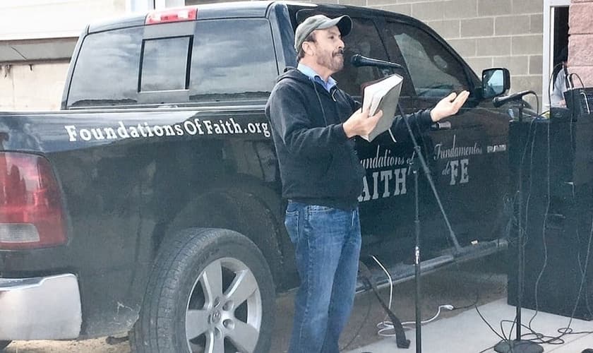 Arturo Villa, capelão do Foundations of Faith e pastor de Cristo es la Puerta em Portales, prega para os trabalhadores de laticínios. (Foto: Reprodução/BP Press)