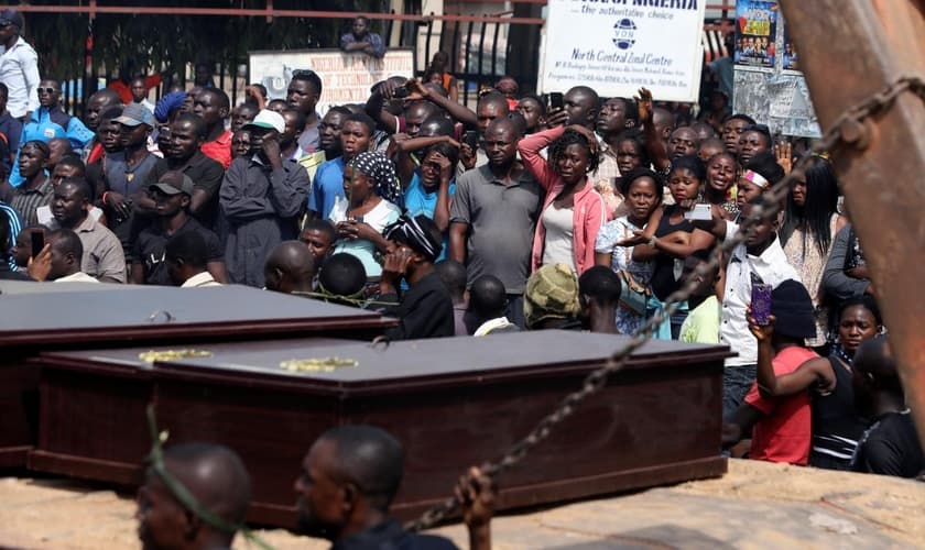 Pessoas reagem enquanto um caminhão transporta caixões de pessoas mortas pelos pastores Fulani, em Makurdi, Nigéria, em 11 de janeiro de 2018. (Foto: REUTERS / Afolabi Sotunde)
