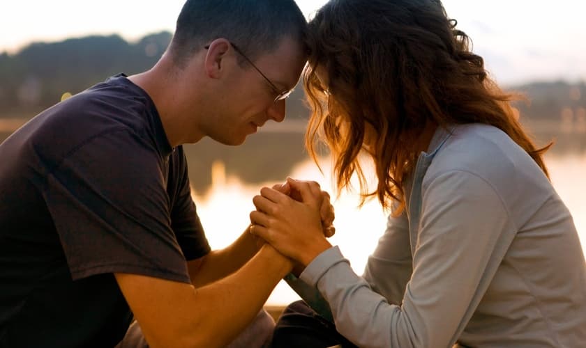 Marido ora com esposa em momento devocional. (Foto: kcm)