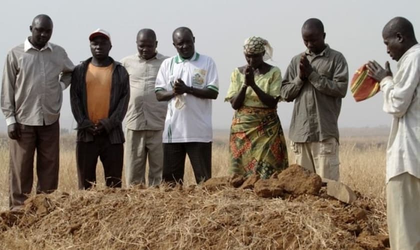 Membros de uma família cristã choram pela morte três parentes que foram mortos por terroritas Fulani armados em Jos, estado de Plateau, Nigéria. (Foto: Reuters)
