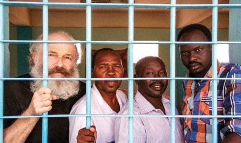 Petr Jasek (à esquerda) e outros cristãos presos por sua fé sob acusações de espionagem em 2015 e mantidos por mais de um ano no Sudão. (Foto: Reprodução/Fox News)