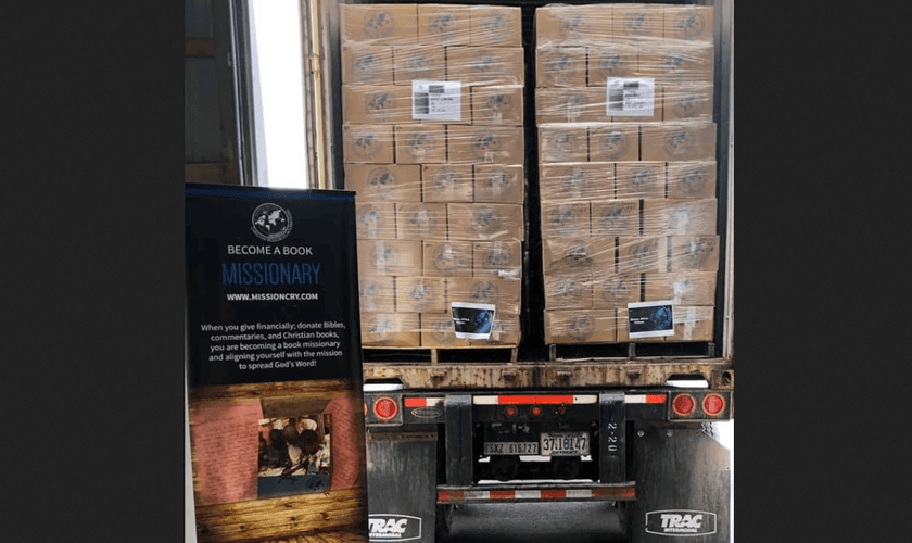 Caminhão carregado de Bíblias e literatura cristã, da Mission Cry. (Foto: Reprodução/MNN)