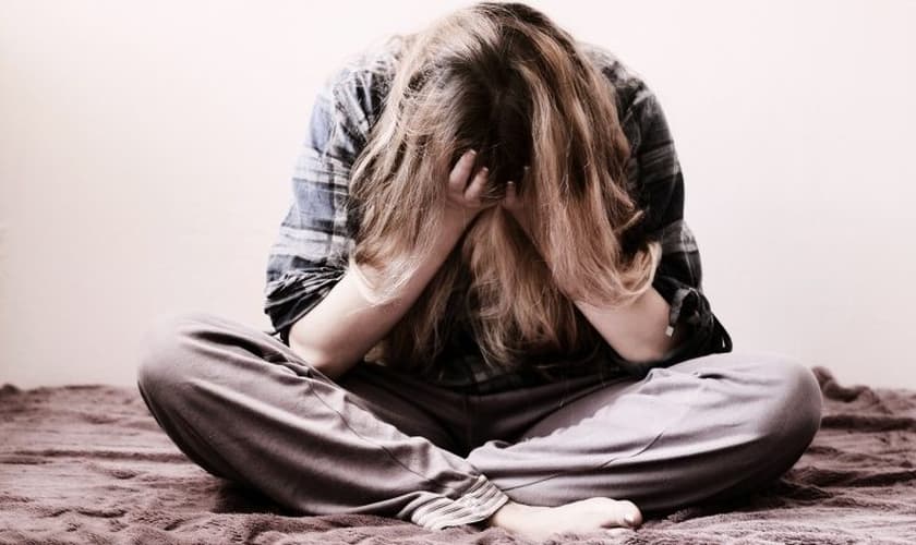 O número de ligações para programas de prevenção ao suicídio nos EUA aumentou em 600% durante o período de lockdown. (Foto: Getty Images)