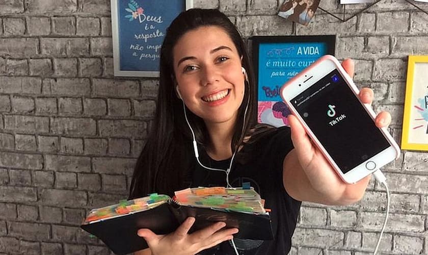 Brenda grava os vídeos sobre a Bíblia em casa, com o próprio smartphone (Foto: Olinda Matos/Adventistas)