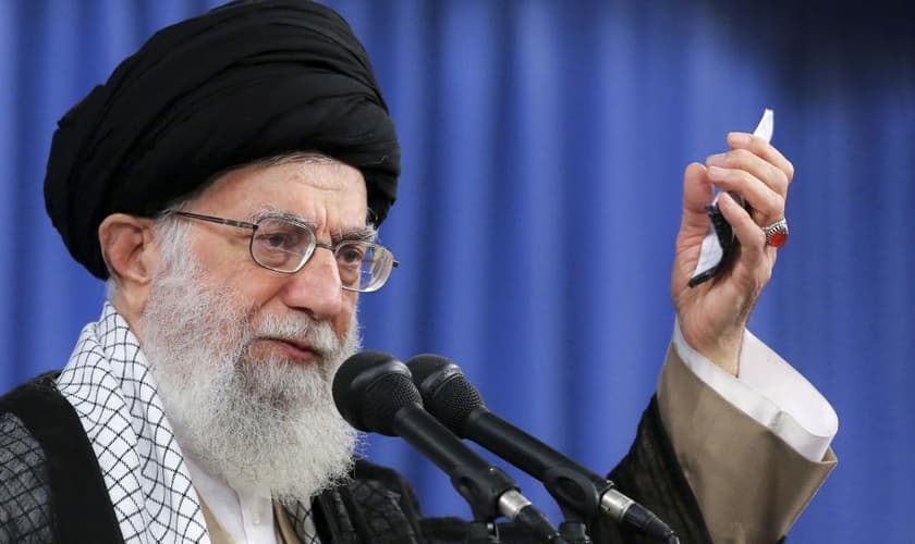 Aiatolá Ali Khamenei é o líder supremo do Irã e por diversas vezes jurou a destruição de Israel. (Foto: AP Photo)