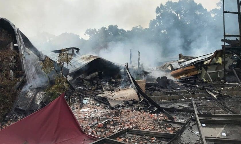 Primeira Igreja Pentecostal em Holly Springs depois do incêndio. (Foto: Kelly Mcmillen via Associated Press)