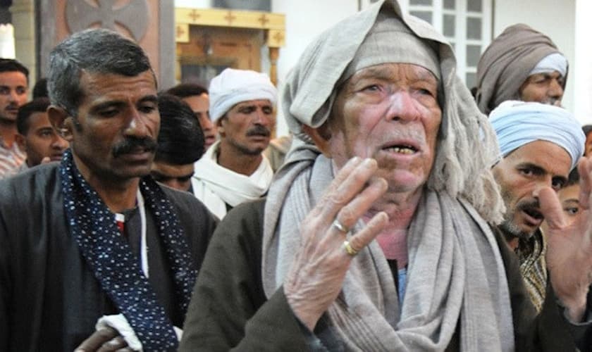 Cristãos coptas durante culto. (Foto: Reprodução/Coptic Solidarity)