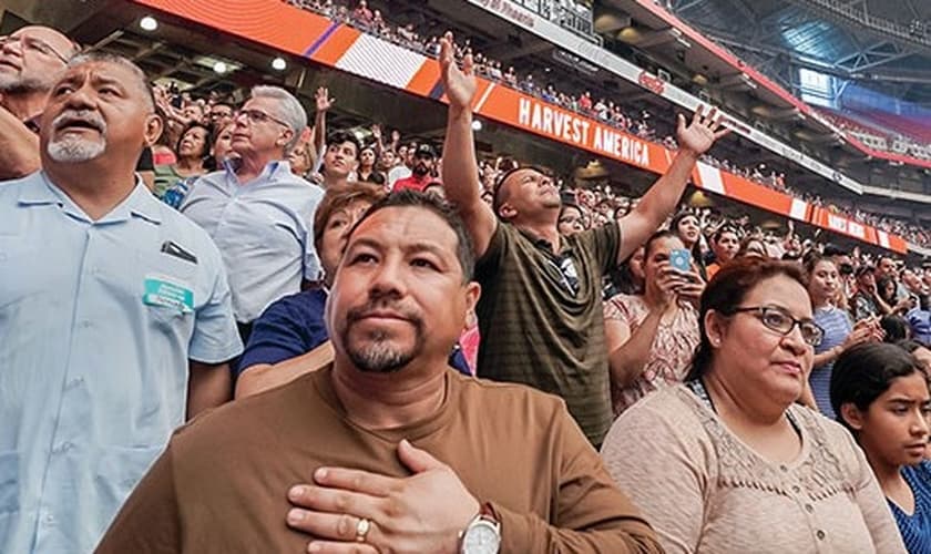 Culto no Harvest America, em 11 de junho, no University of Phoenix Stadium, em Glendale, Arizona. (Foto: Reprodução/ Harvest Christian Fellowship)