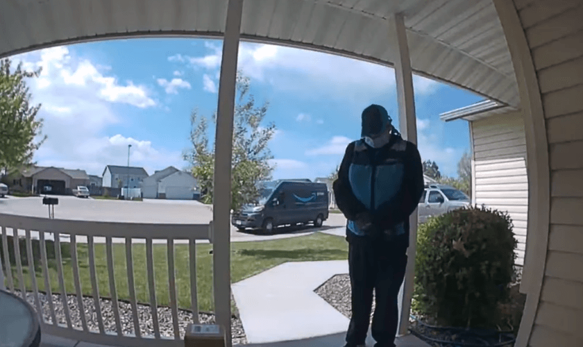 Imagens da câmera mostram a motorista Monica em oração. (Foto: Facebook/Strong Like Lucas)