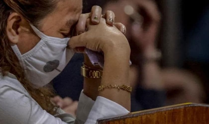 Cristã chinesa ora em meio à pandemia de coronavírus. (Foto: Reprodução/Barnabas Fund)