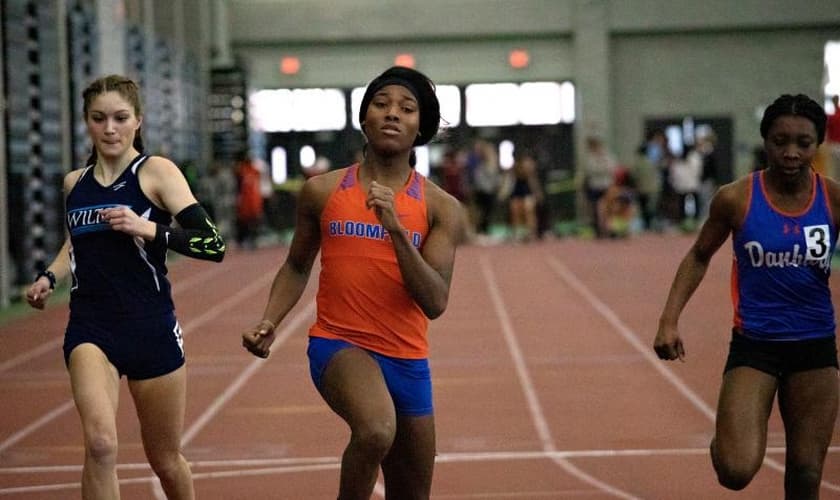 Transgênero Terry Miller (centro) corre em uma corrida preliminar nas corridas de 55 metros de meninas em New Haven, em 21 de fevereiro de 2020. (Foto: FRANKIE GRAZIANO / CONNECTICUT PUBLIC)