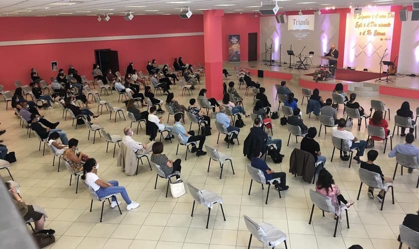 Primeiro culto da igreja Sorgente di Vita em Milão. (Foto: Facebook/Sorgente di Vita)