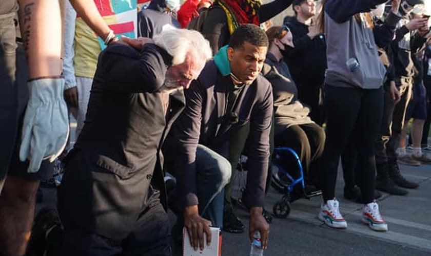 O pastor Dimas Salaberrios pregou a manifestantes nos EUA. (Foto: Dimas Salaberrios)