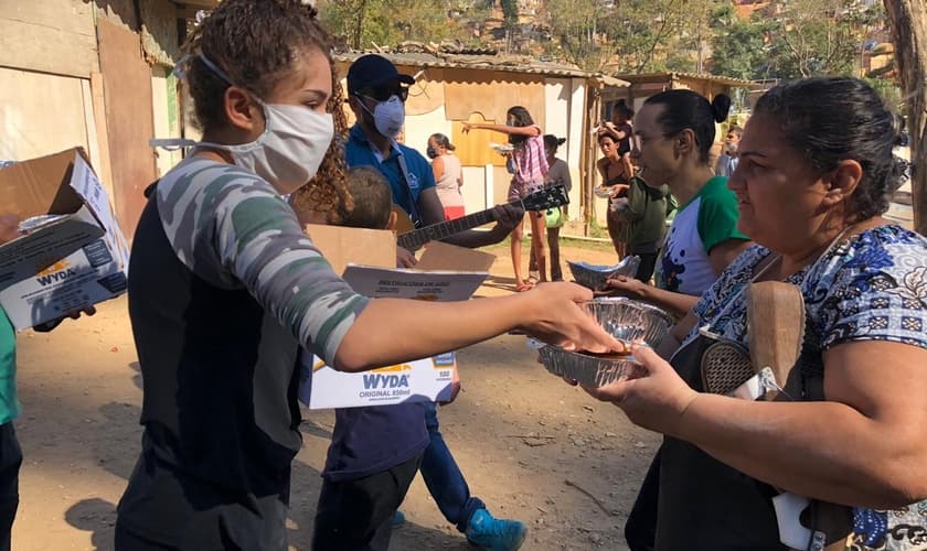 Voluntários cristãos entregam as refeições diariamente. (Foto: Everaldo Carlos)